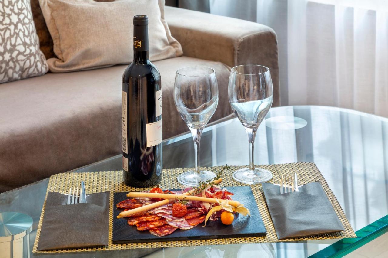 Melia Madrid Princesa ภายนอก รูปภาพ A wine tasting