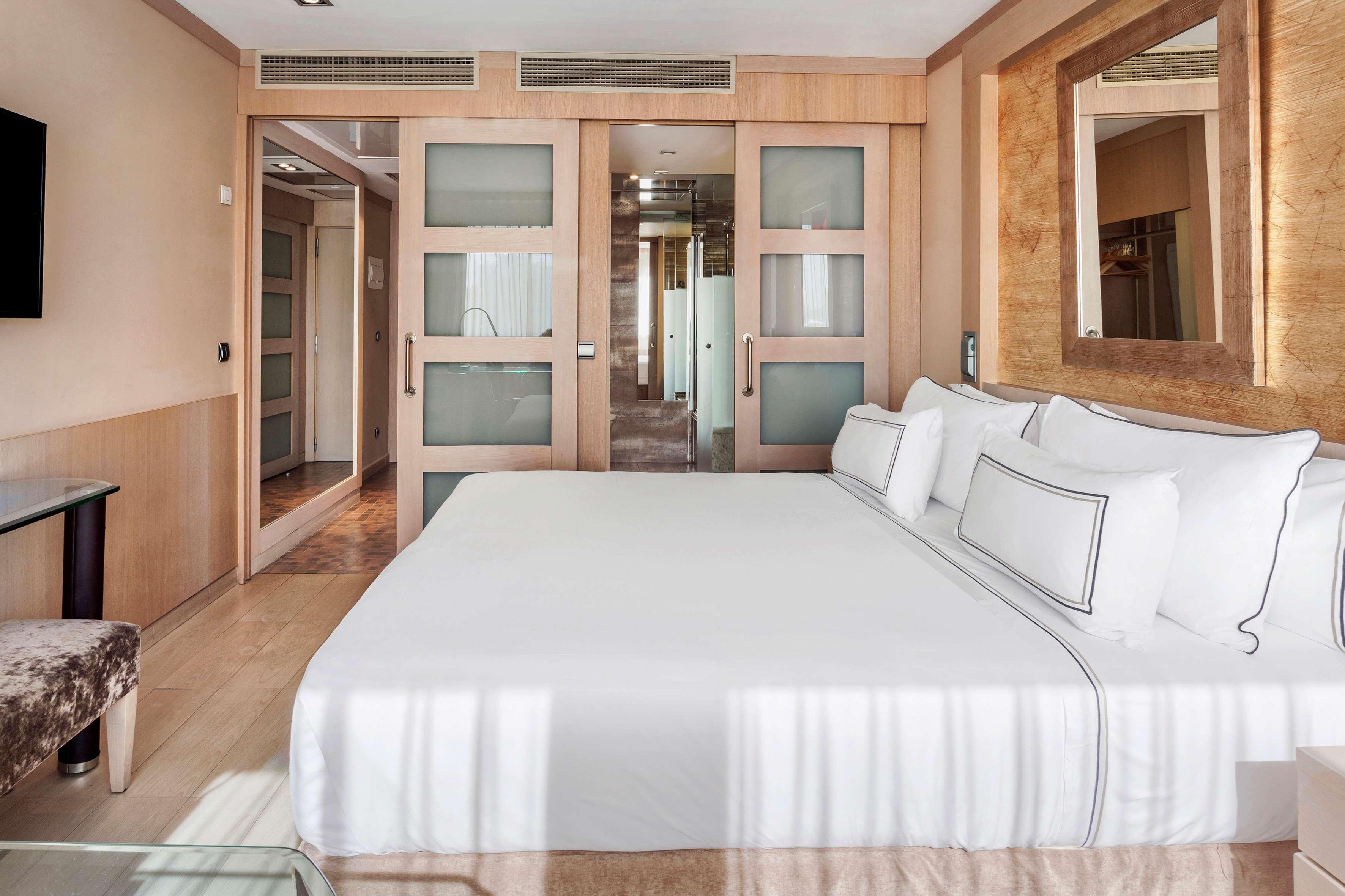 Melia Madrid Princesa ภายนอก รูปภาพ A bedroom at the hotel