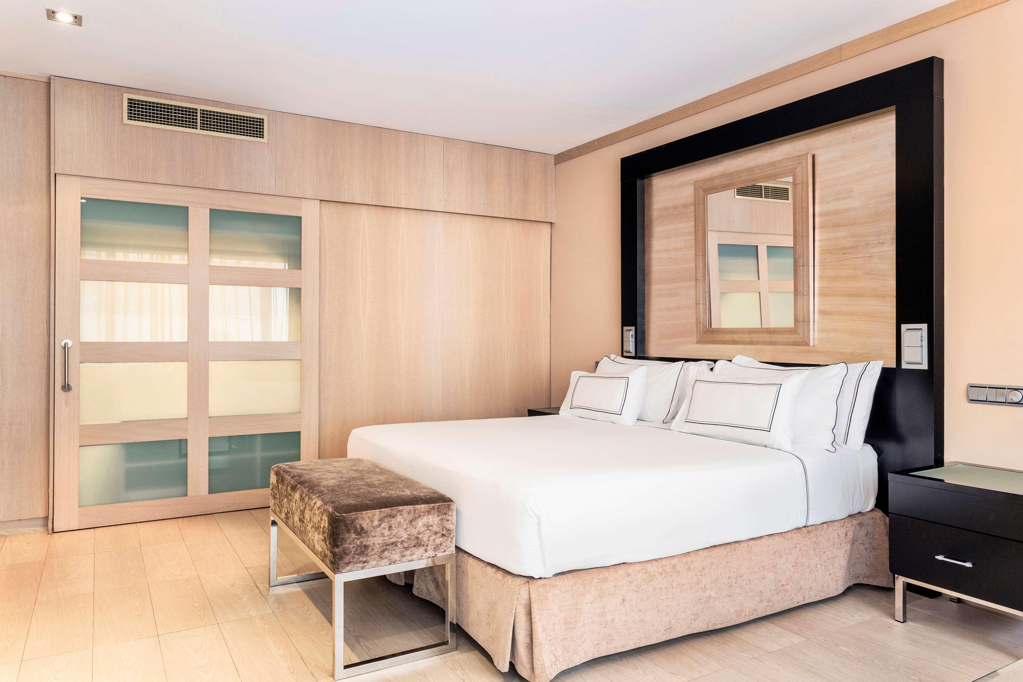 Melia Madrid Princesa ภายนอก รูปภาพ A bedroom at the hotel