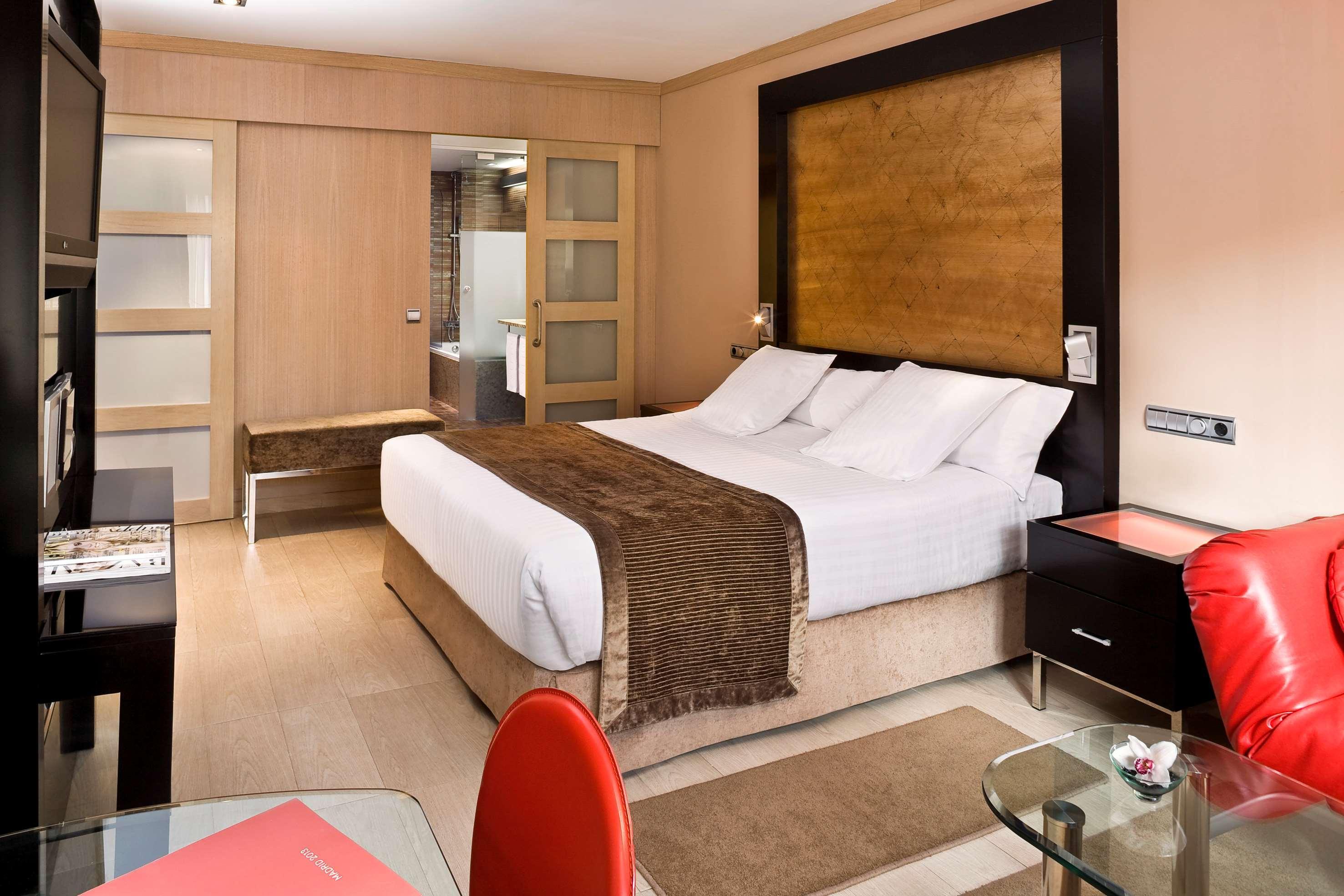 Melia Madrid Princesa ภายนอก รูปภาพ A room at the hotel