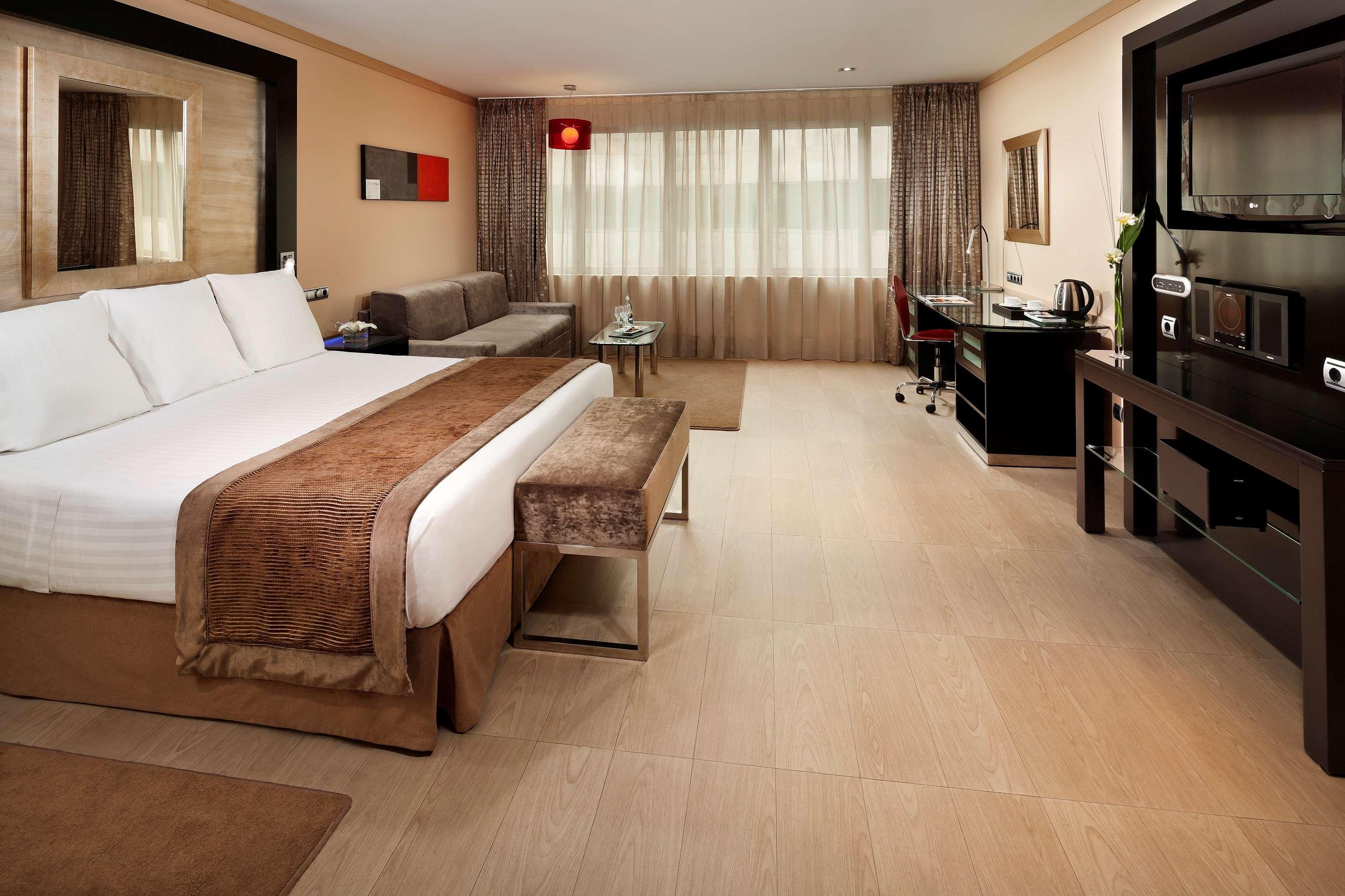 Melia Madrid Princesa ภายนอก รูปภาพ A room at the hotel