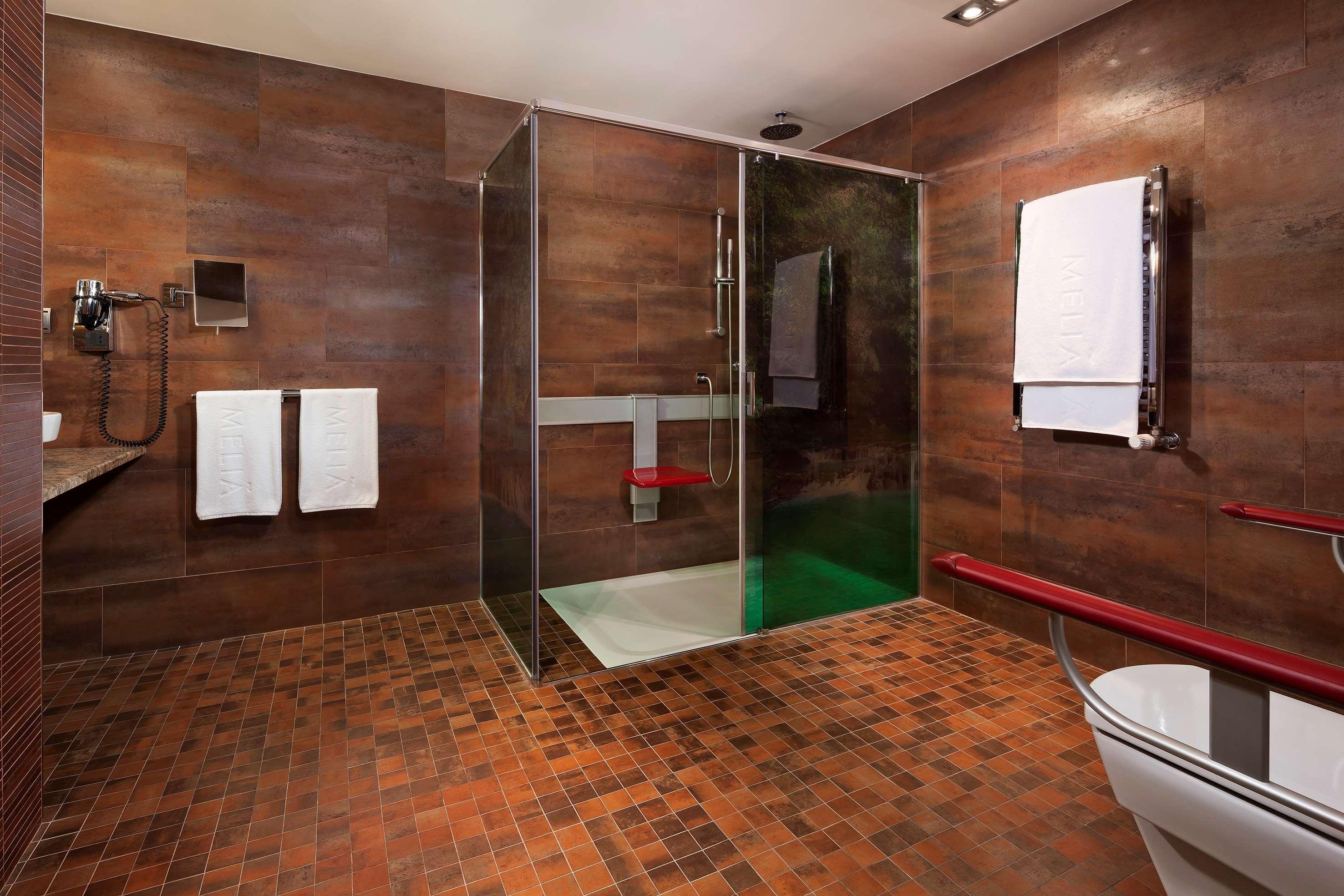 Melia Madrid Princesa ภายนอก รูปภาพ A wet room