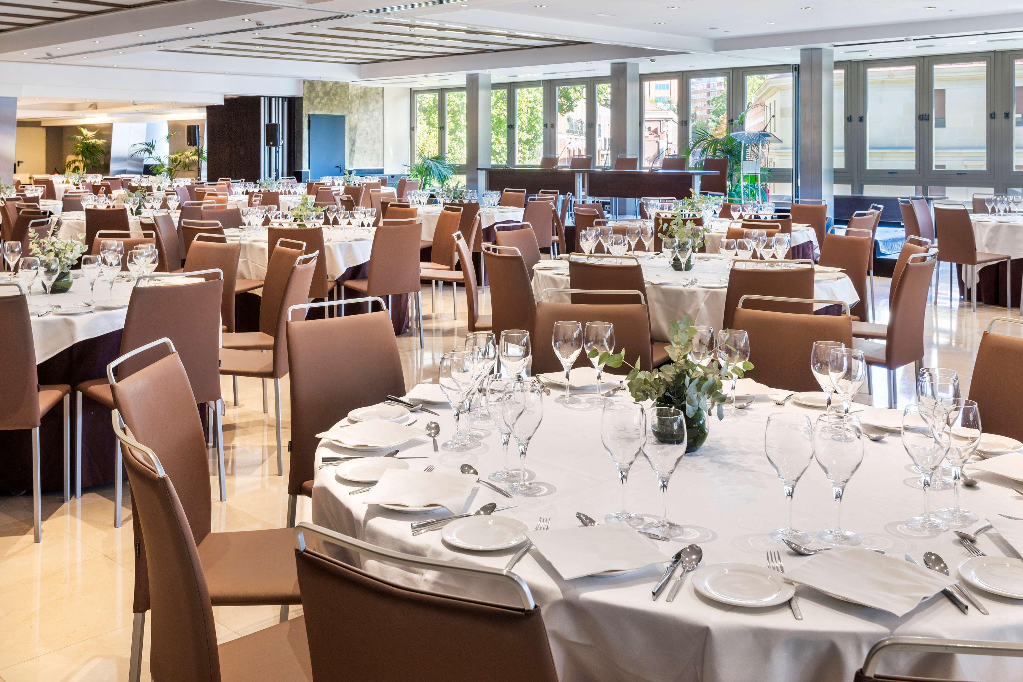 Melia Madrid Princesa ภายนอก รูปภาพ The ballroom at the hotel