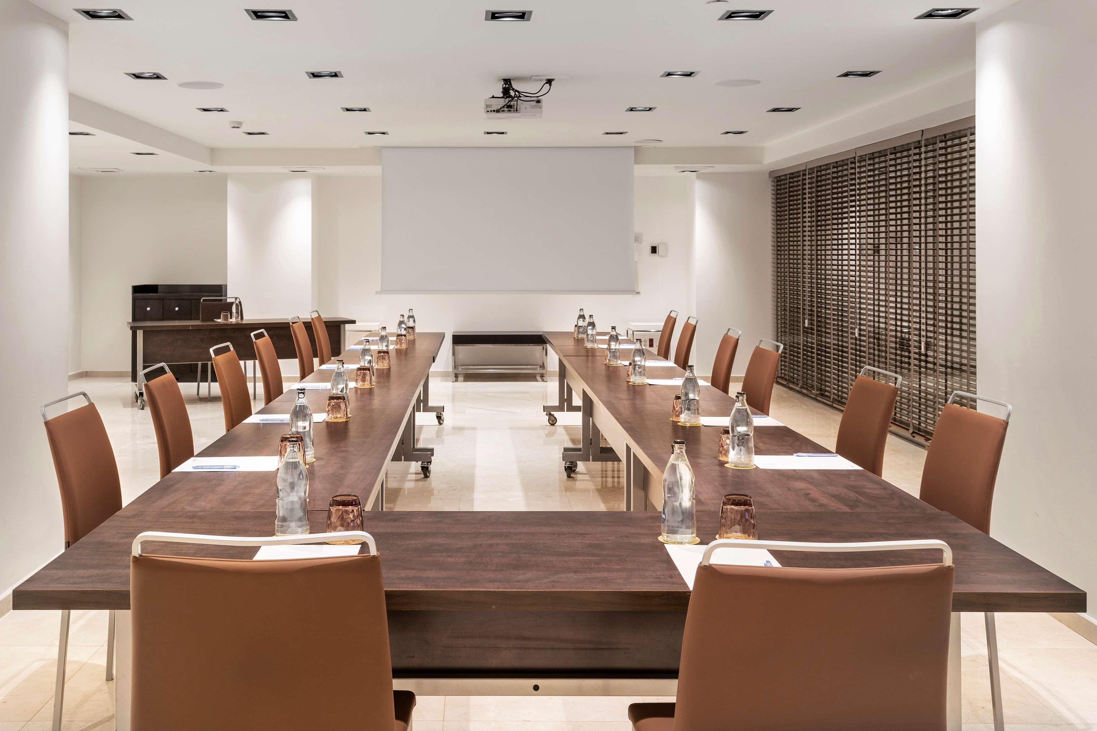 Melia Madrid Princesa ภายนอก รูปภาพ A meeting room