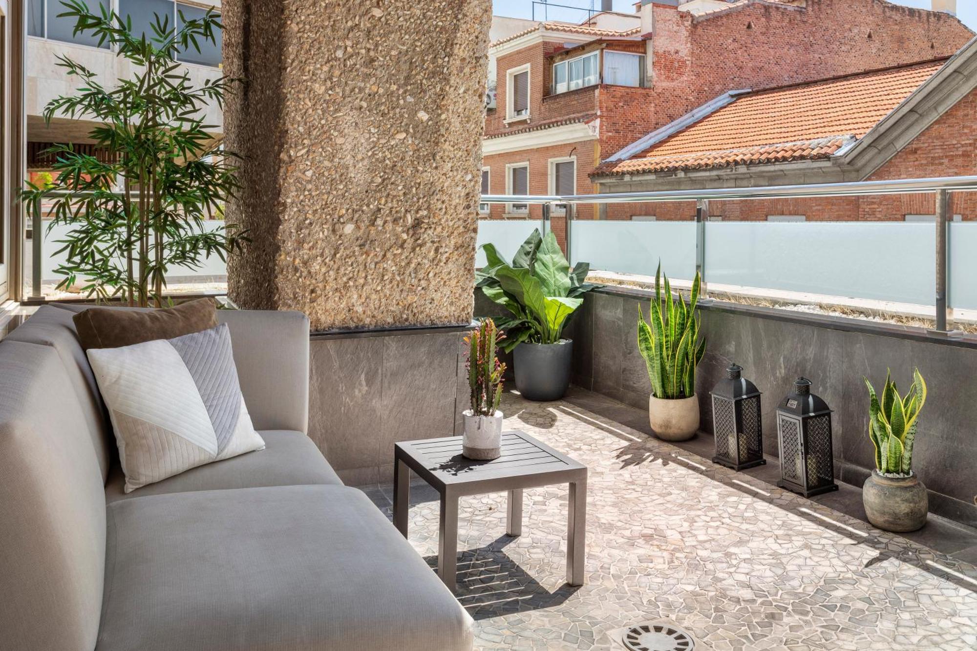 Melia Madrid Princesa ภายนอก รูปภาพ A balcony